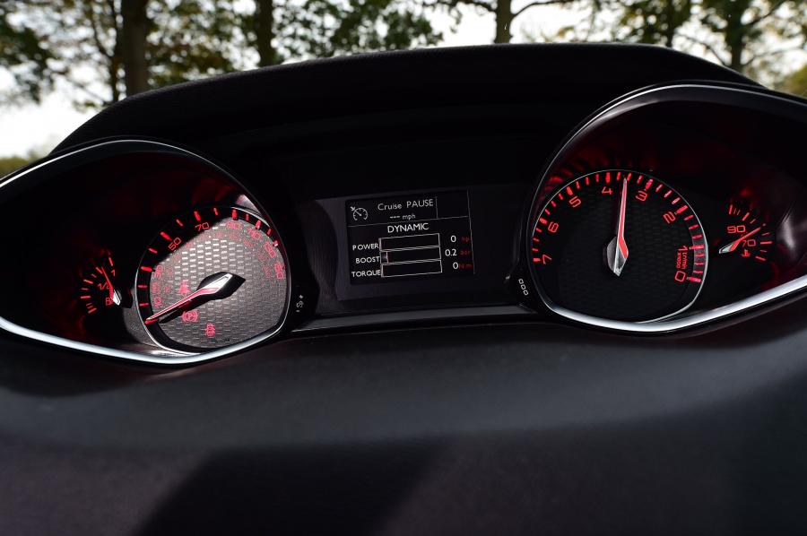 Панель приборов Peugeot 308 GTi 2017 года  (UK) (фото 3 из 13)